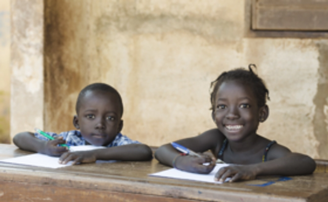 【100名限定】ウガンダの子どもたちにペンとノートを届けよう