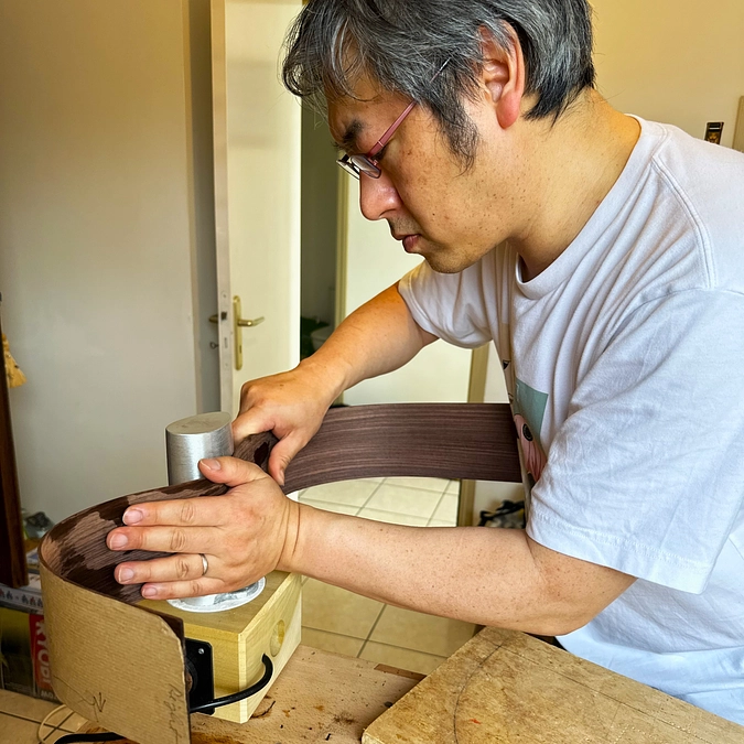 側板（サイド）を曲げる。