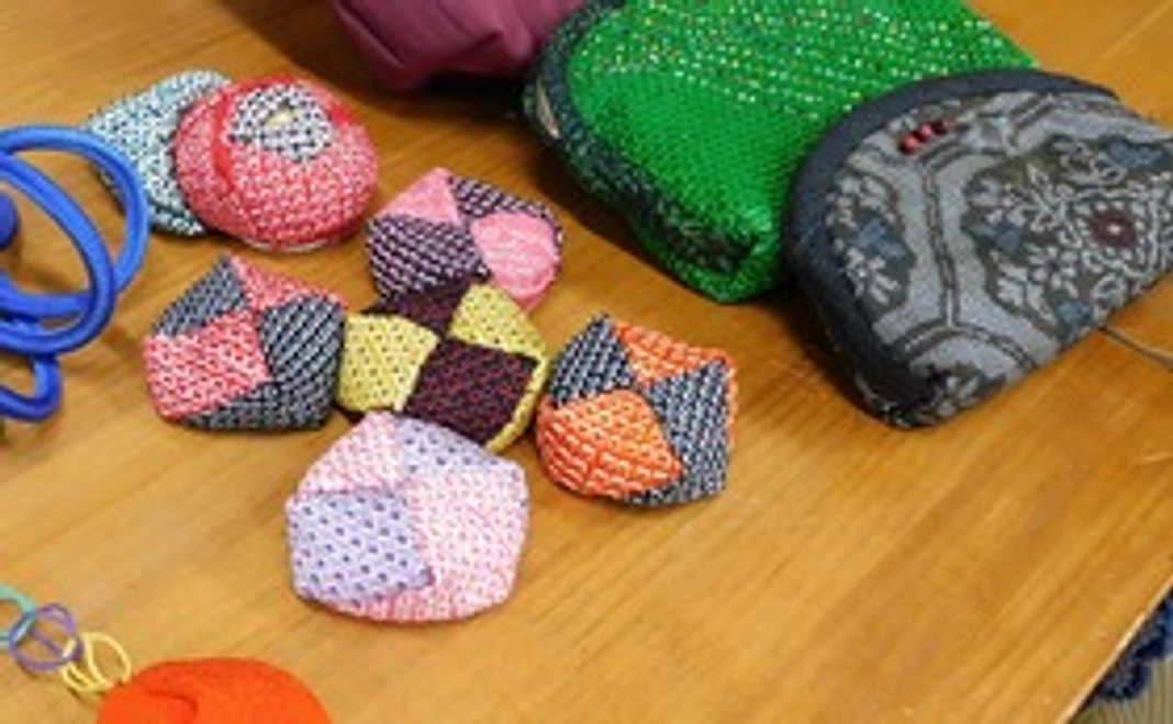 絞りの端切れで作ったお手玉5個か、お手玉をご自分で作れる材料と資料をセットしてお届けします、