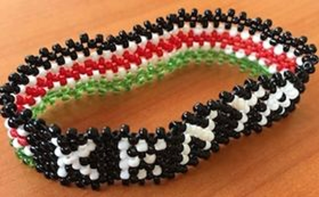 海外には流通していないケニア人お手製ブレスレットをお届け