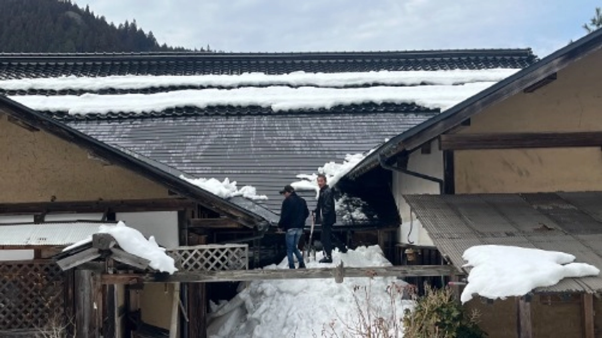屋根からの雪が想像を超えた高さになり、男性陣が崩してくれました！
