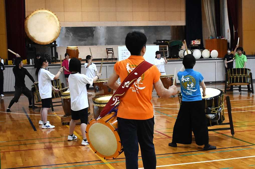 和太鼓集団「和達」の皆さんが指導に来てくださいました。