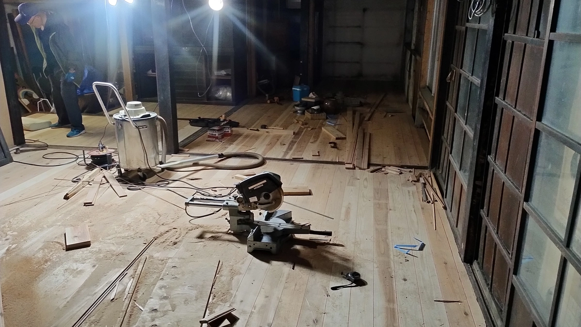 床板貼り一区切り、おさんぽギャラリー秋に向けて