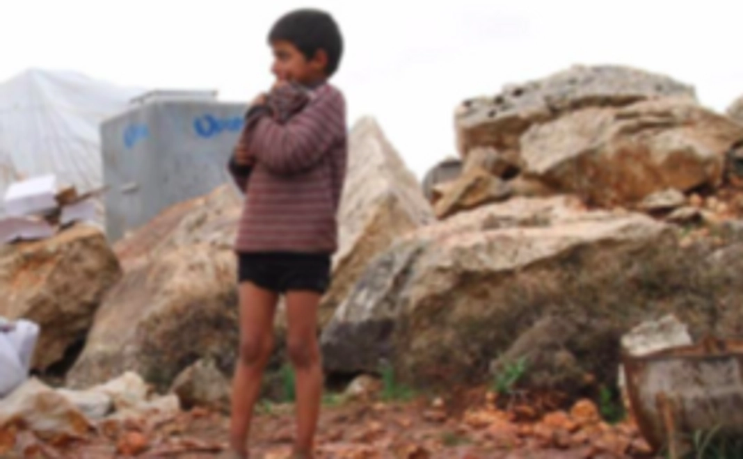 シリア難民キャンプの車椅子が必要な３人の人に日本製中古車椅子を贈ります。ご支援がすべて活動に使われます。