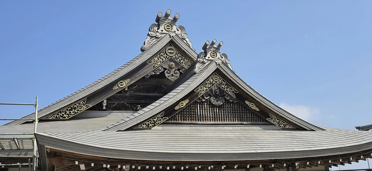 絶景の観音堂「チタン屋根」修復工事が完了しました。有難うございました。