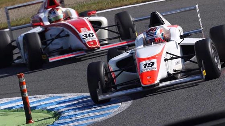 20歳の現役大学生レーシングドライバーがFIA-F4日本一に挑戦！