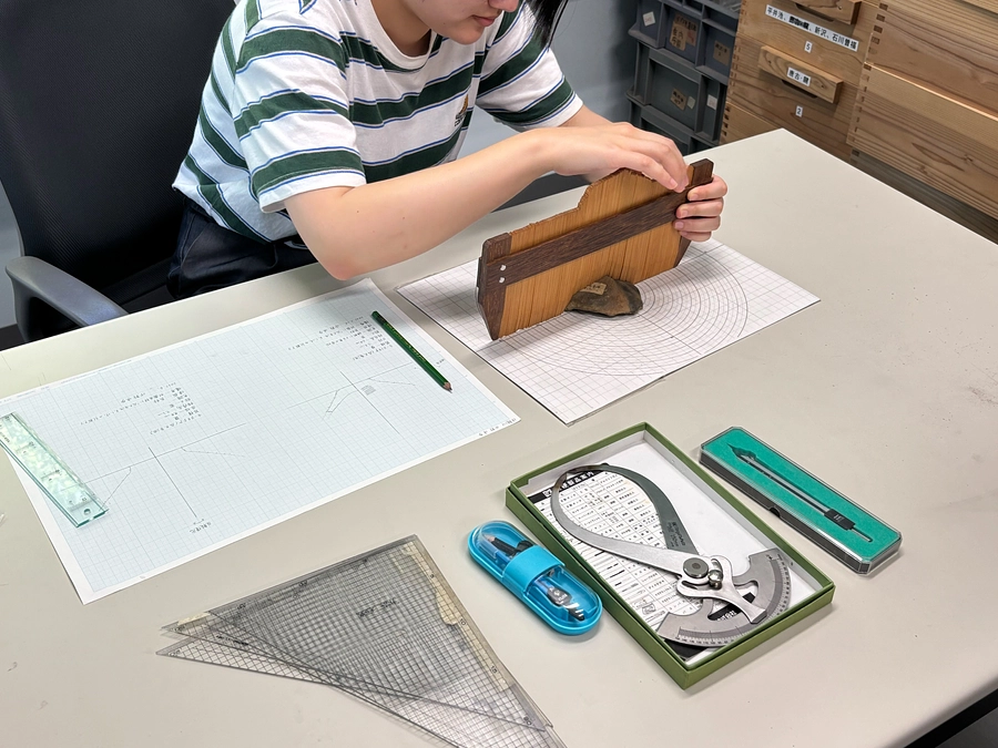 教育資料・標本など収蔵品の整理作業を担当する学生さんたちの思いや整理作業の様子をお届けします。