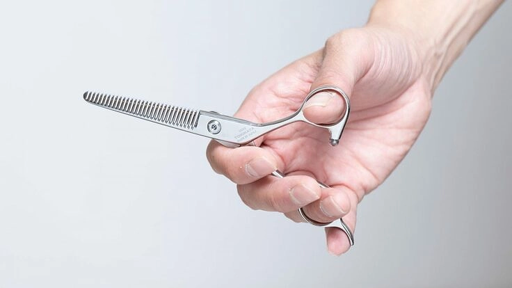 生え癖や割れ癖で悩んでる人を特殊なハサミを使うことで解決させたい！