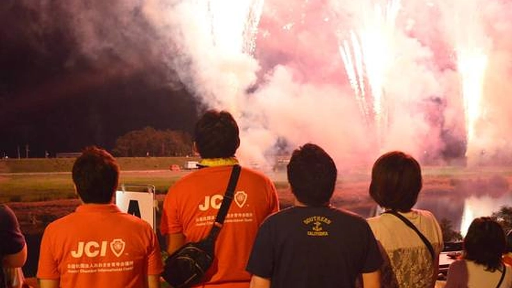 笑顔溢れる故郷の空。おおさき花火大会に子どもたちを招待したい
