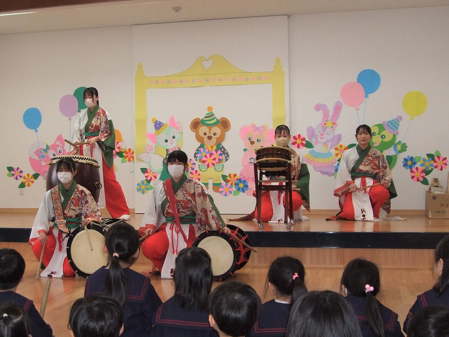 小さな子どもたちに太鼓の音を届けました。