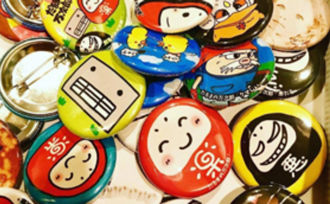 『だるまの万次郎』ポストカード+缶バッジ