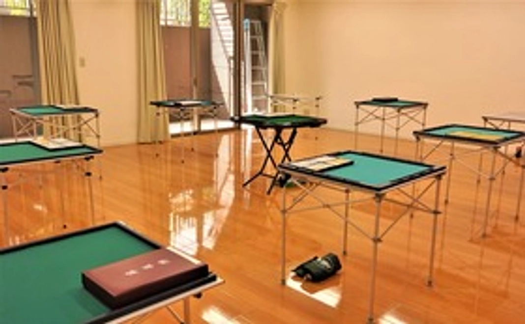 私たちと一緒に勉強しましょう。麻雀の楽しさを実感するには麻雀牌に触ることです。指先の感触と頭を使う楽しさが脳内を大掃除。