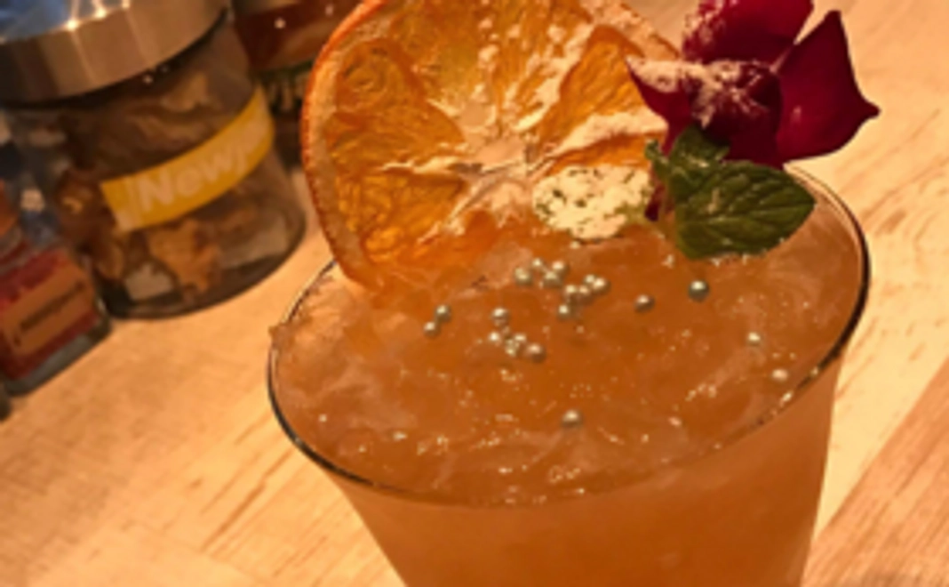 ABIオリジナルカクテルまたはグッズで応援！