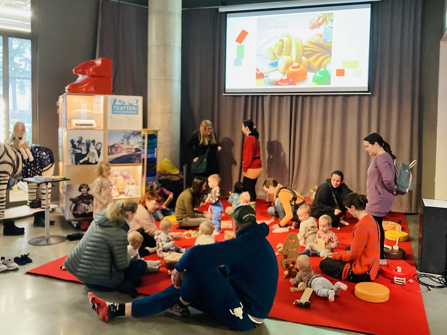 遊びの博物館のレッドカーペットで「小さな子どもたちの朝」に参加