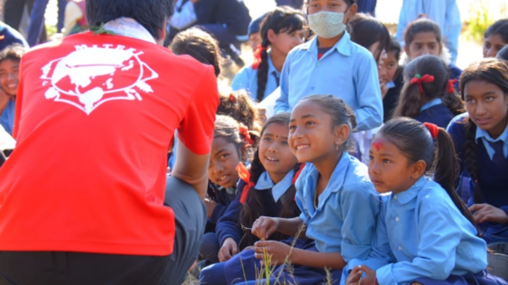 ネパールの学校へ勉強机と遊具を届けたい!