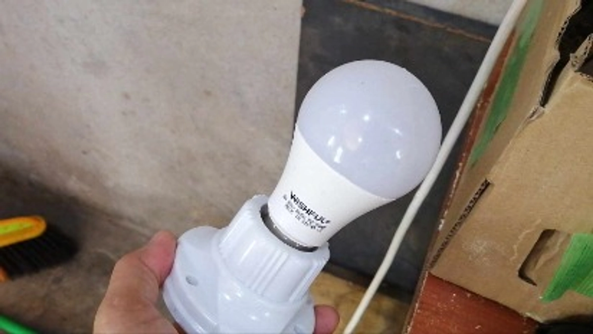 村から電球二つで生活しろって言われたけど無理なので電気の状態がいい時に溜めた電力で生活します！