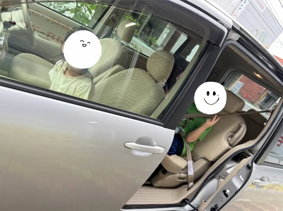 送迎車に乗り込む子供たち