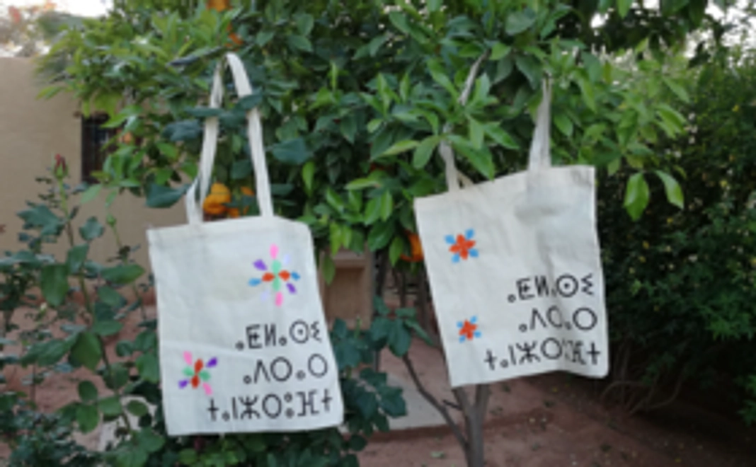 刺繍入りティフィナグ文字プリントのトートバッグ