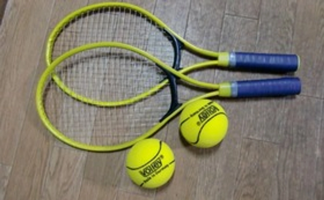 各テニス資料と手づくり用具製作資料 並びに 高品質スポンジボール 6個と小型ラケット4本を提供します