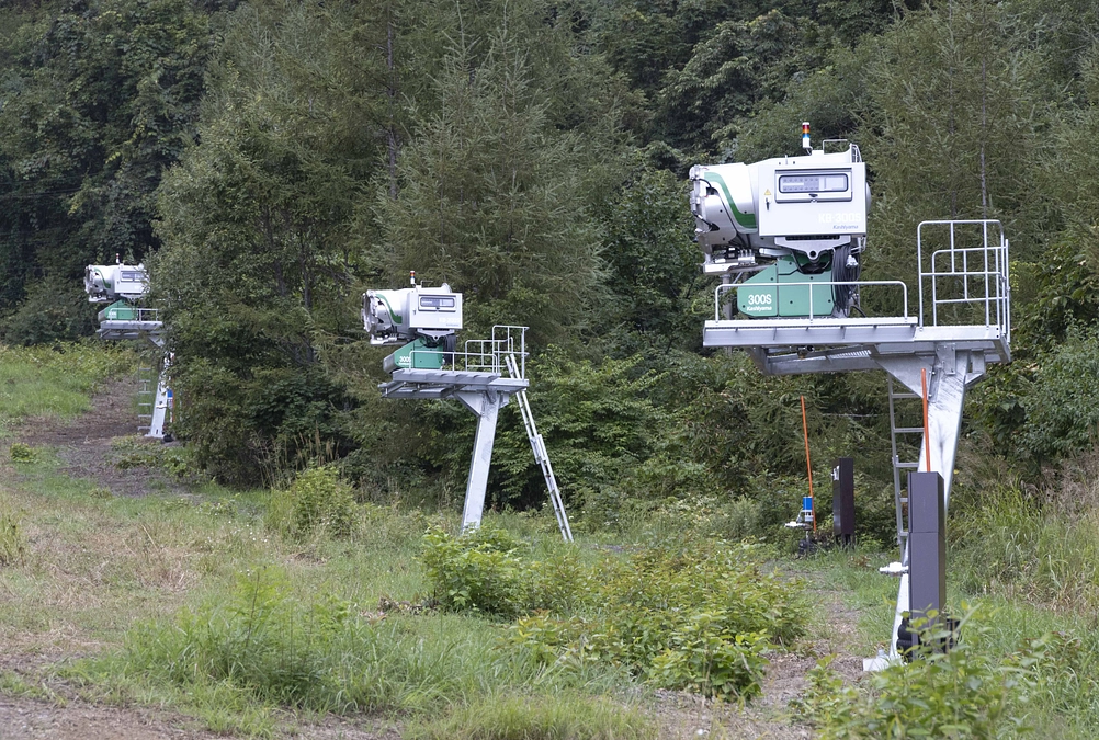 固定式スノーマシン4台の設置が完了しました