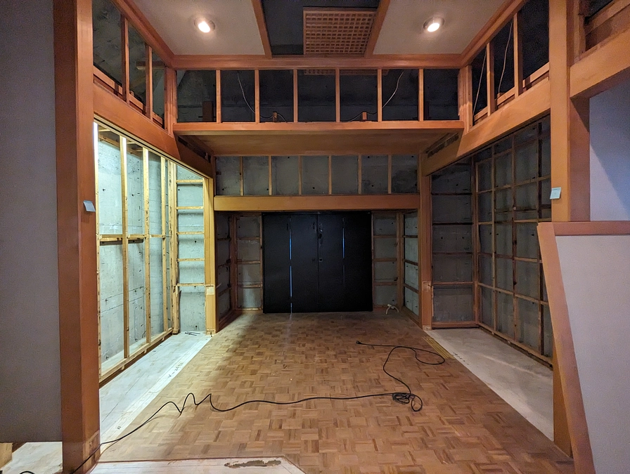 宝物庫改修工事が始まっています