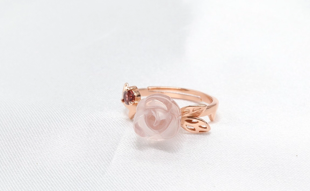 「薔薇の彫刻」ローズクォーツリング