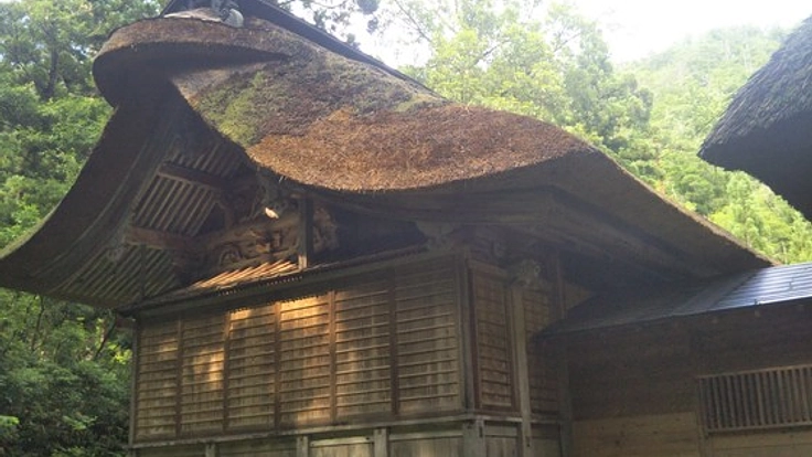 安久津八幡神社を守り日本古来の萱屋根木造建屋を未来につなぐ