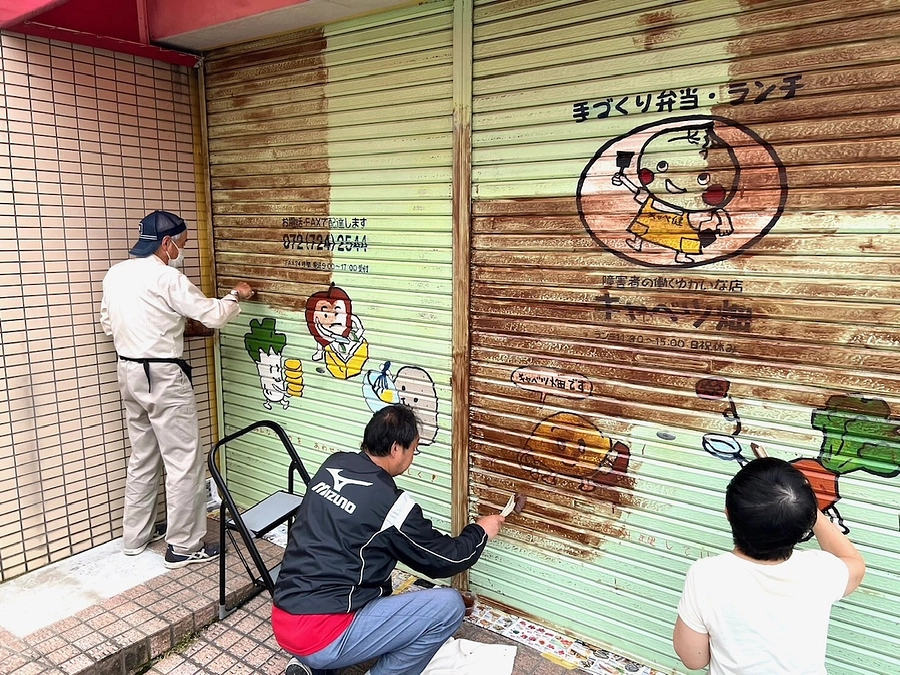 ペンキを塗り始めました。　厨房の骨格が見えてきました。　7月5日