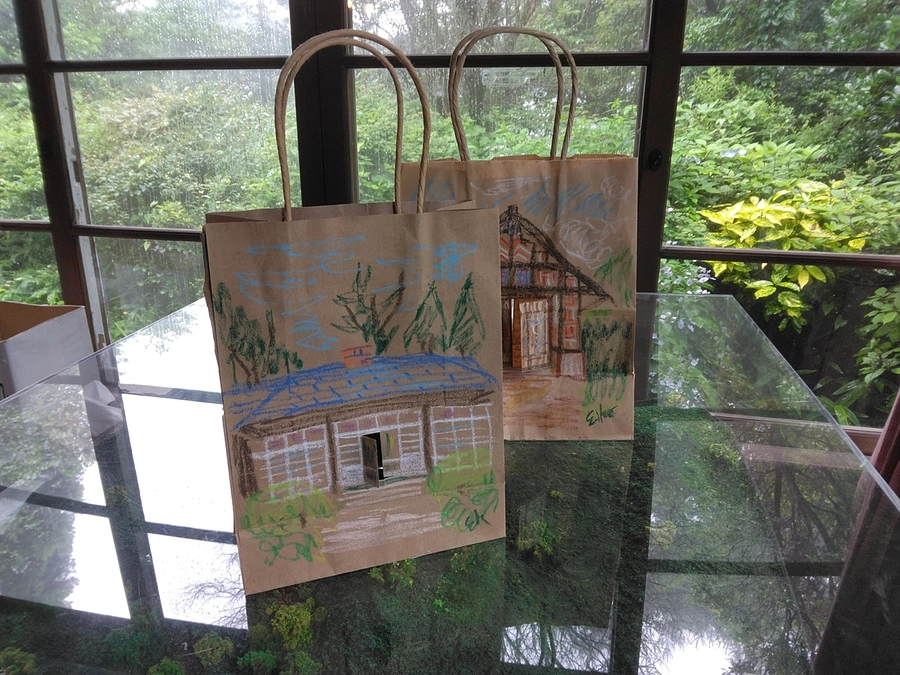 ペーパーバッグに描く夏の思い出 ～ヴォーリズ六甲山荘を描く～