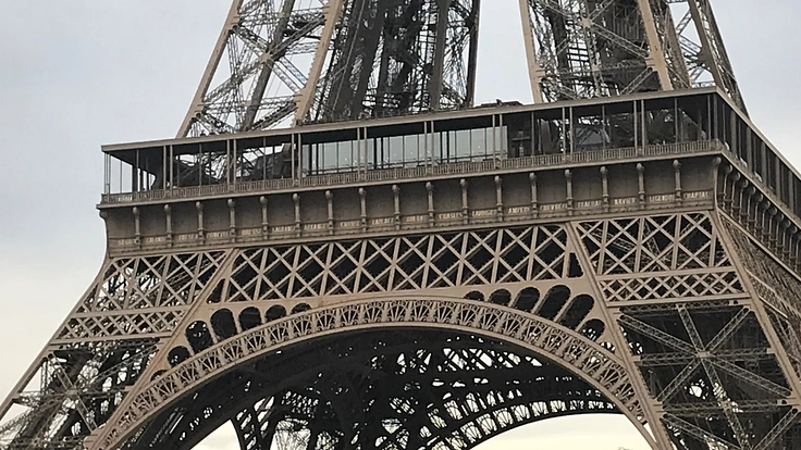 エッフェル塔の展望台で伝統工芸の祭典を開きます!