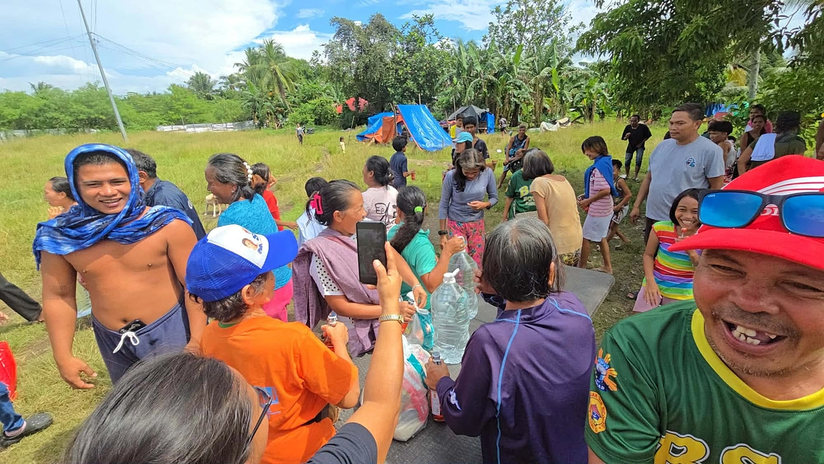 被災地に届く笑顔／山の村での救援物資配給