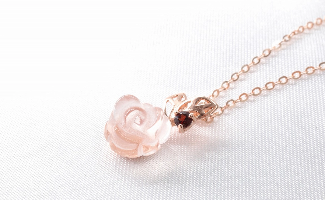 「薔薇の彫刻」ローズクォーツネックレス