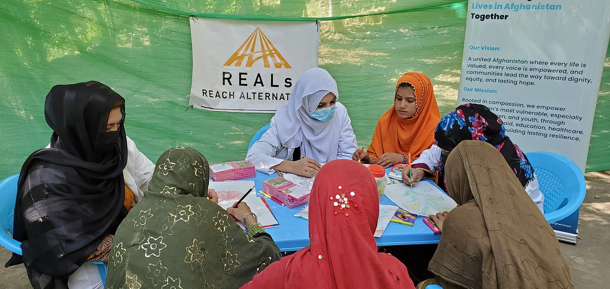 「遊びと医療で子どもたちに笑顔を――アフガニスタン地震被災地で進む緊急支援」