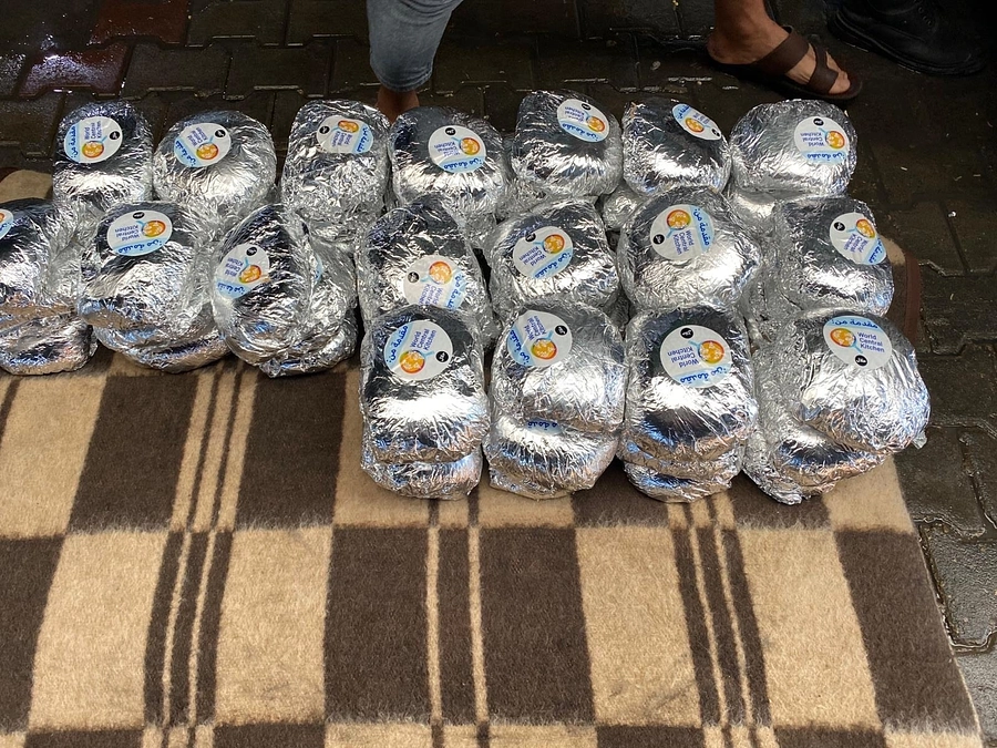 温かい食事を配り始めました。