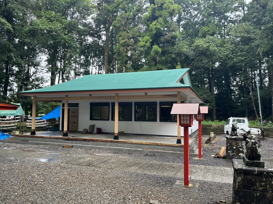 足場が取れ明るい屋根がはっきり確認できるようになりました。工事順調です！