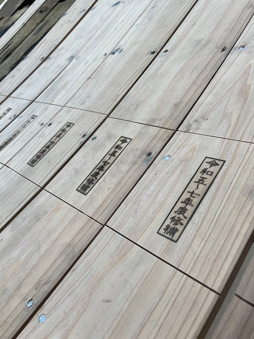 小屋組みを組立て中です。