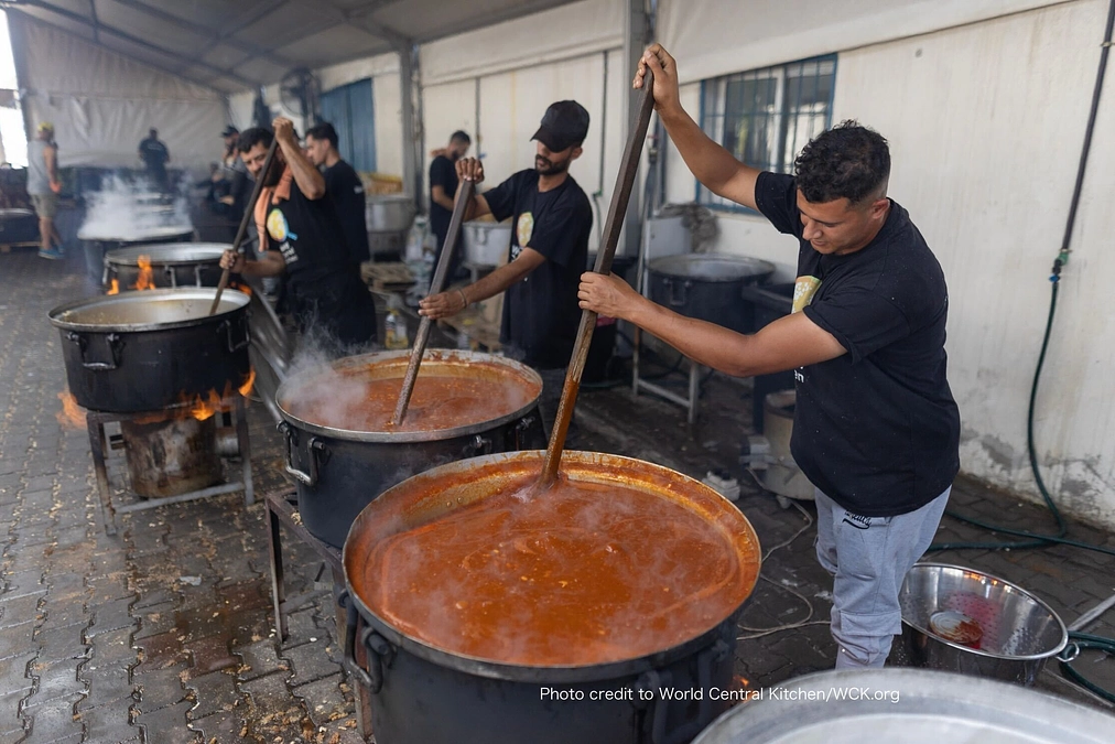 温かいスープを配ります