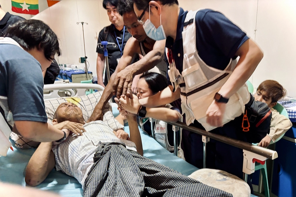 4月6日　被災者の手を握り、共に涙を流す。“心を通わせる”臨時診療所をザガインで開設