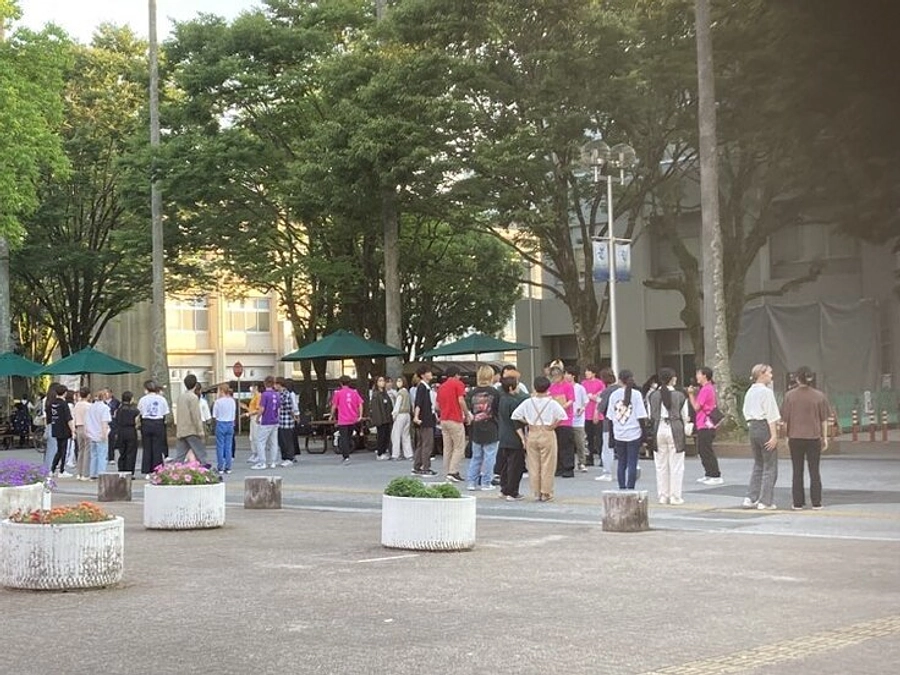 夕方のキャンパスで学生チームが練習をしています