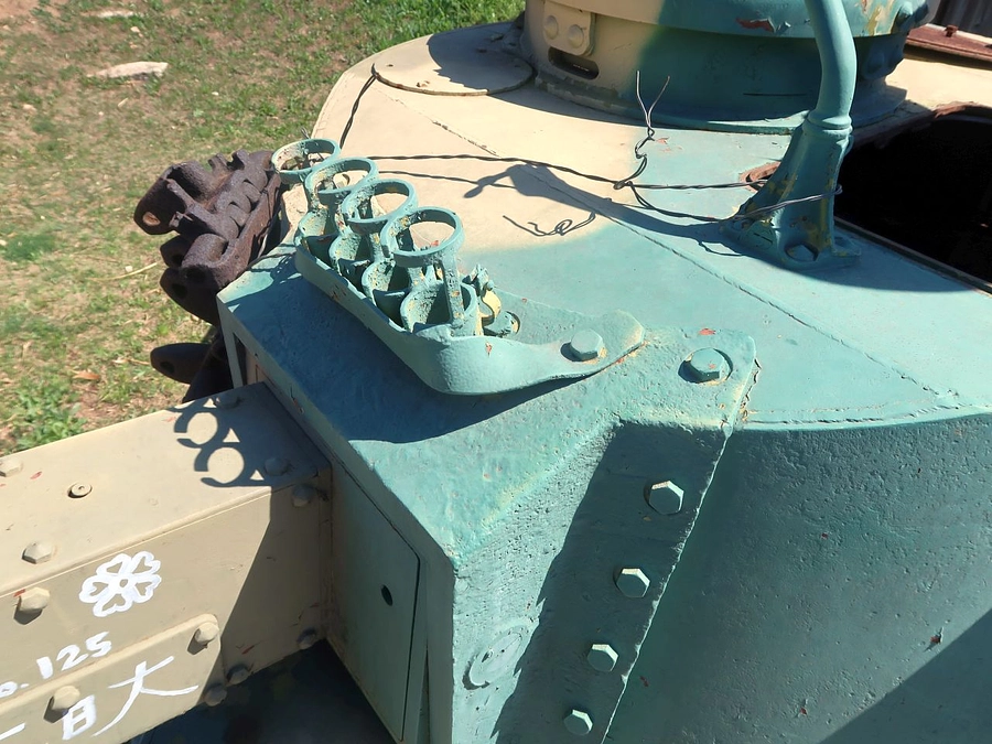 エンジンルームに比べて戦闘室内部は欠損だらけ・・・