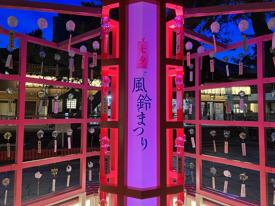 昨日、新たな什器にすべての風鈴を掛け終えました。