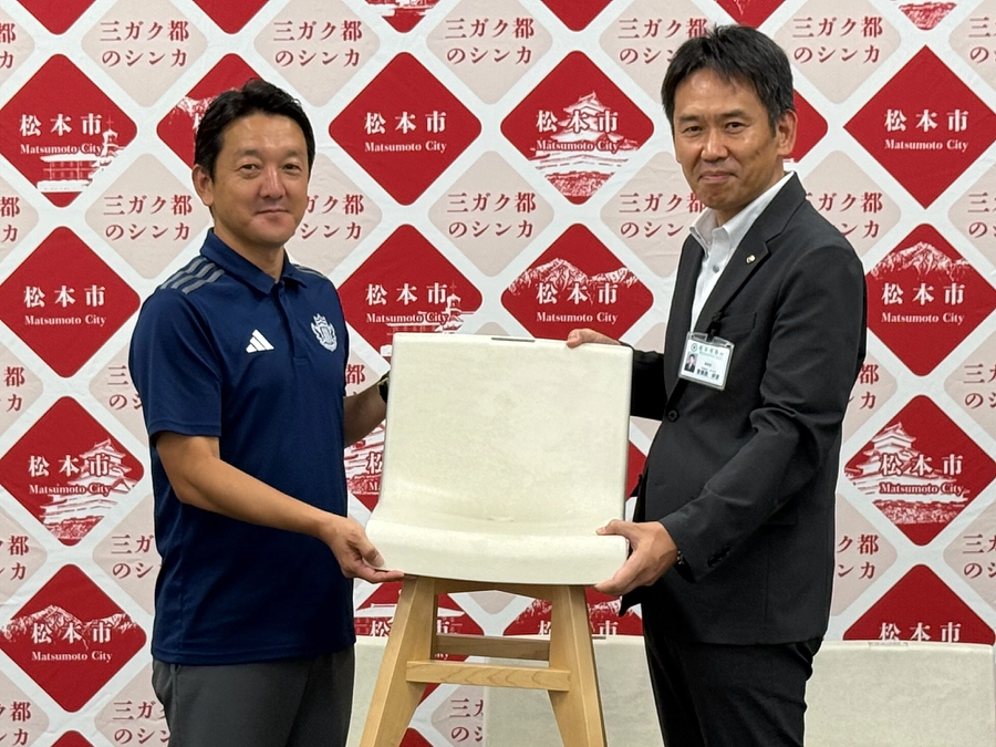 松本市中央図書館にアップサイクルチェアを寄贈しました