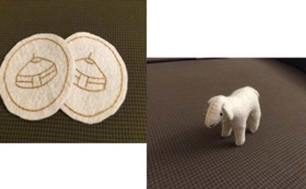 モンゴル製コースター2枚セットと動物の人形