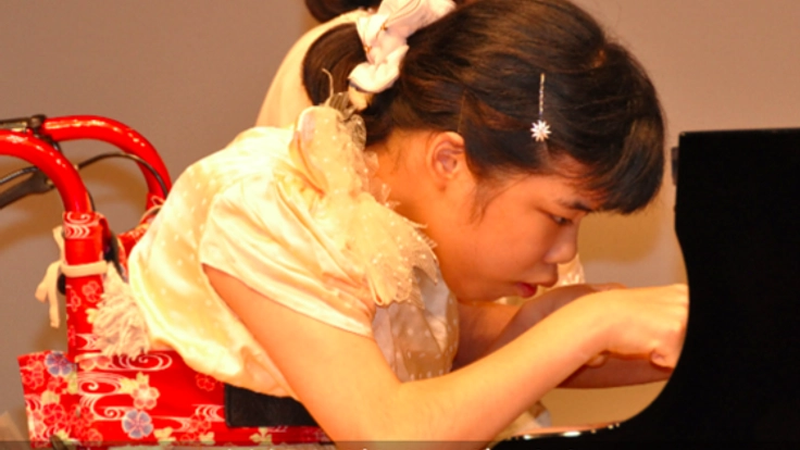 人差し指が奏でる想い。車いすピアニスト岩崎花奈絵さん初ソロCD