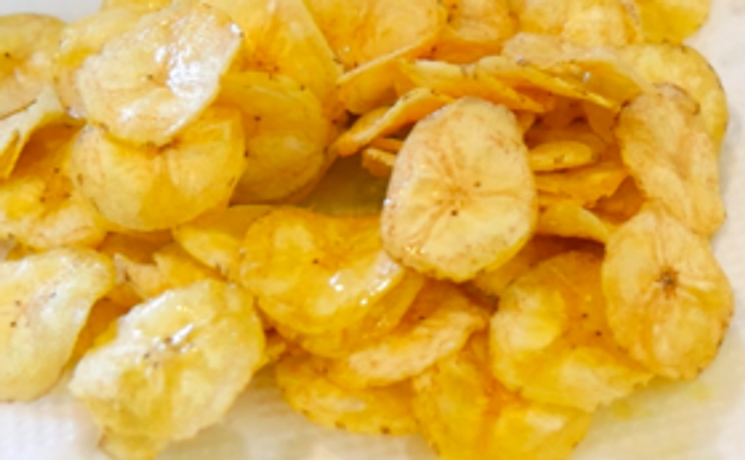 バナナの小冊子（絵本仕立て）＋青バナナチップス＋ハーブティー