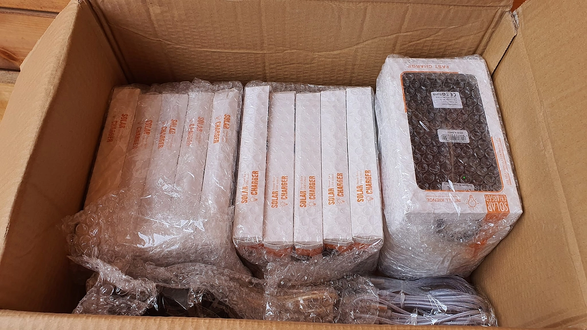 小型のソーラーパネル付き手動バッテリーを搬入