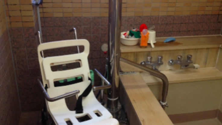 移動式の入浴介護リフターを開発し、在宅介護を助けたい！