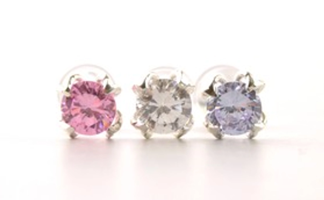 【アレルギーから解放された行動派女性に、キラリ！CZ一粒ピアス】