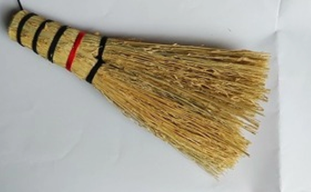テーブルの上、机の上の掃除、うどん、そばの粉をはくなどに必要な「小ほうき」