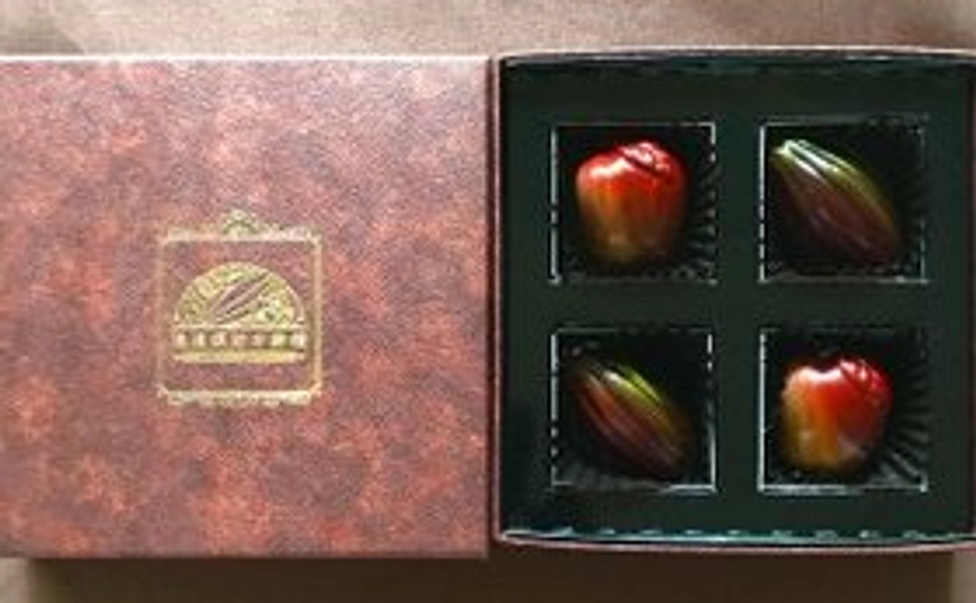 本クラファン特製！須藤シェフ謹製のパタネモ粒チョコ４粒。中には鮮烈な味わいの生チョコ！